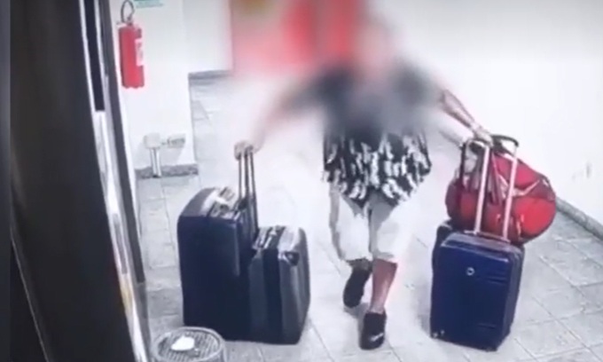 Furto in un garage del centro: ladro porta via i bagagli da un’auto in sosta ma viene sorpreso dagli stessi proprietari