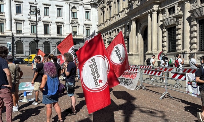 Tensione con la polizia fuori Palazzo Marino: manifestanti di Potere al Popolo chiedono le dimissioni della Giunta