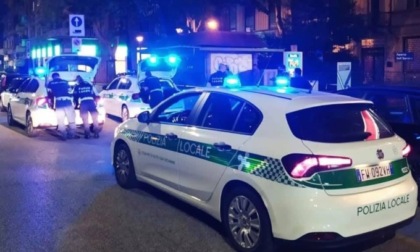 La Polizia locale scopre un ladro "in avanscoperta": aveva arma giocattolo, arnesi da scasso e passamontagna