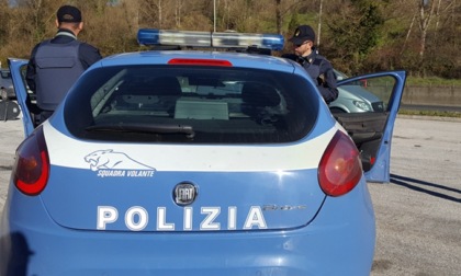 Spacciatore forza un posto di blocco e fugge: in manette due complici, sequestrati 10 chili di droga