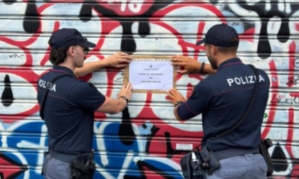 Caos in via Tortona: un centinaio di clienti blocca la strada, chiuso per 7 giorni l’Est Bar