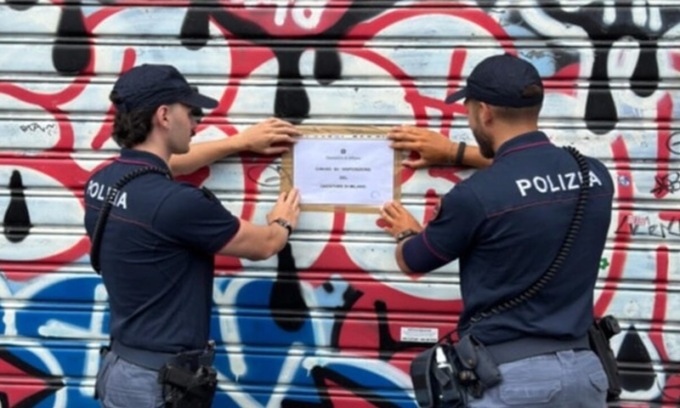 Caos in via Tortona: un centinaio di clienti blocca la strada, chiuso per 7 giorni l’Est Bar