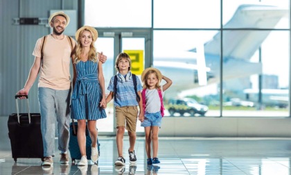 Devi viaggiare con tutta la famiglia? Ecco idee e consigli pratici per evitare problemi e ansie