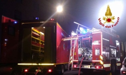 Appartamento a fuoco in una casa Aler: era invaso da oggetti accatastati, evacuati i residenti anziani
