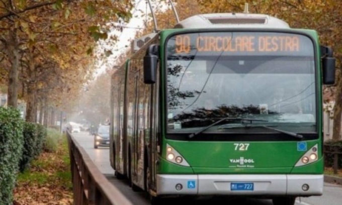 Violenza sul trasporto pubblico: passeggero colpito al volto con una catena