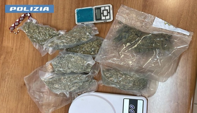 Coppia arrestata per spaccio: la droga era in casa con i bambini