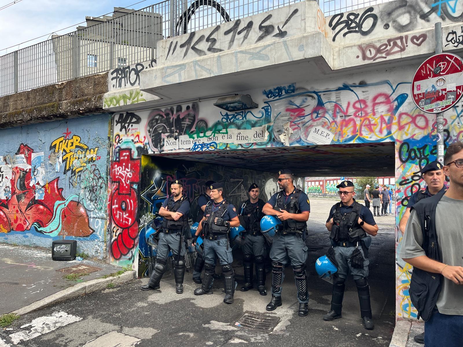 LEONCAVALLO, SGOMBERO CENTRO SOCIALE (FOTO 1)
