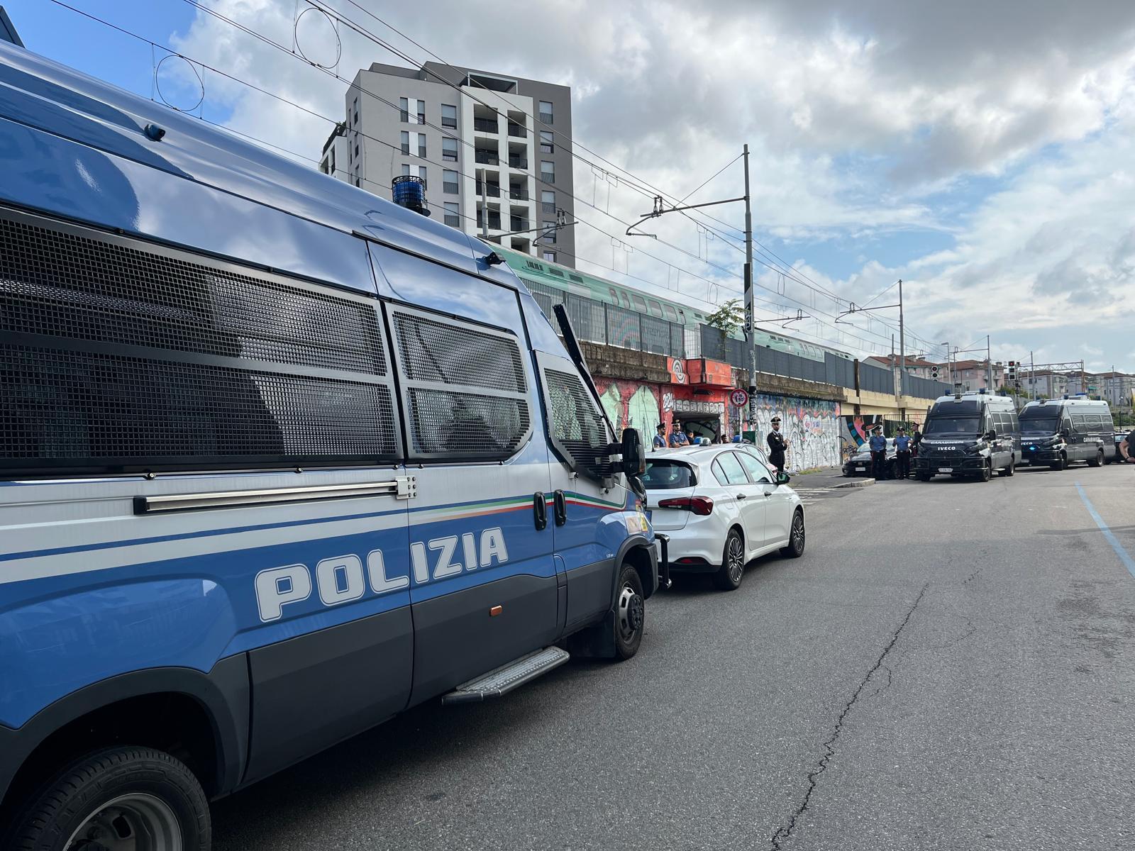 LEONCAVALLO, SGOMBERO CENTRO SOCIALE (FOTO 5)