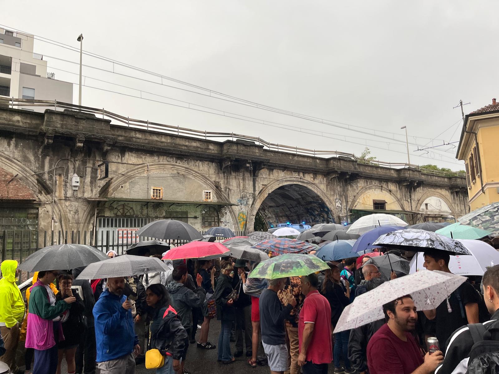 LEONCAVALLO, SOSTENITORI CENTRO SOCIALE IN ASSEMBLEA SOTTO LA PIOGGIA (FOTO 1)