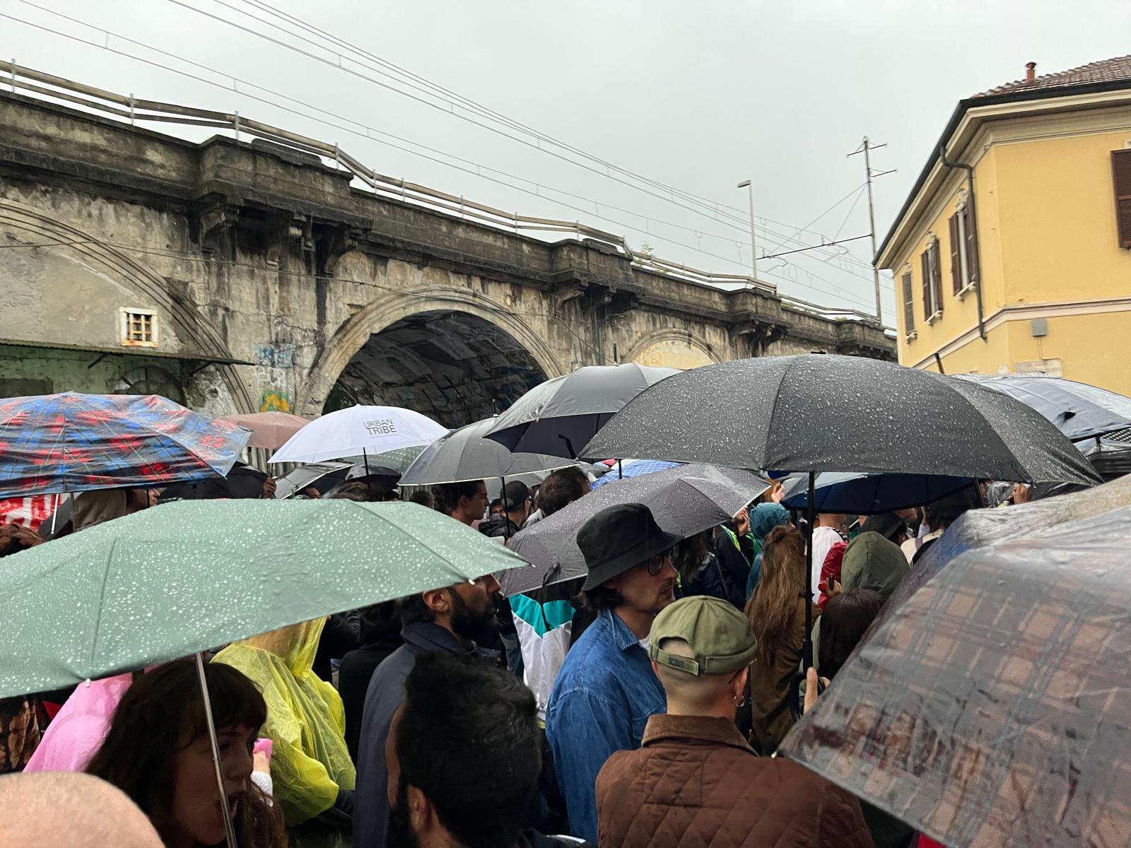LEONCAVALLO, SOSTENITORI CENTRO SOCIALE IN ASSEMBLEA SOTTO LA PIOGGIA (FOTO 2)