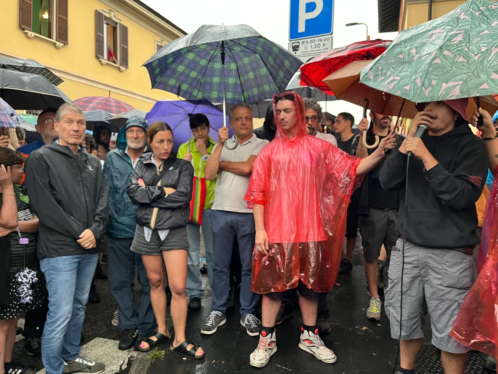 LEONCAVALLO, SOSTENITORI CENTRO SOCIALE IN ASSEMBLEA SOTTO LA PIOGGIA (FOTO 3)