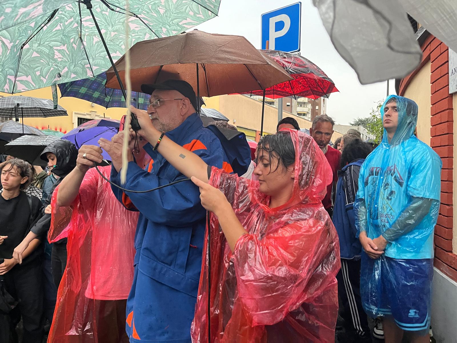 LEONCAVALLO, SOSTENITORI CENTRO SOCIALE IN ASSEMBLEA SOTTO LA PIOGGIA (FOTO 4)