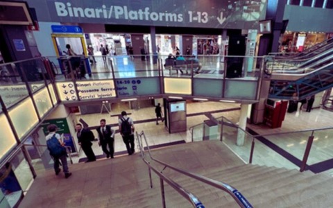 Ruba uno zaino su un treno per Napoli: arrestato a Garibaldi. Un altro uomo fermato a Centrale