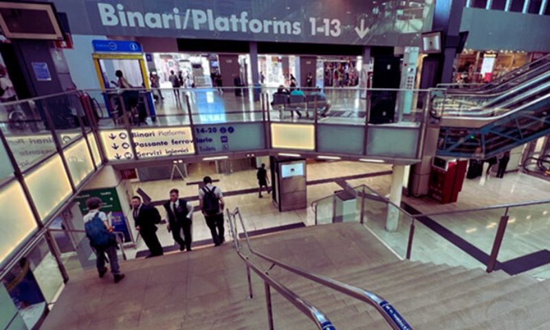 Ruba uno zaino su un treno per Napoli: arrestato a Garibaldi. Un altro uomo fermato a Centrale