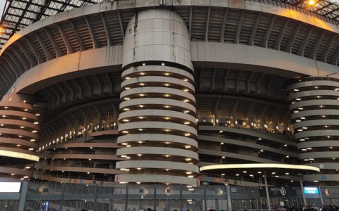 Vertice in Comune sul piano di vendita di San Siro. E sabato il Leoncavallo chiama in piazza 50 mila persone