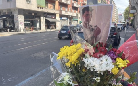 Ieri sera in via Porpora il commosso presidio per Matteo Barone travolto e ucciso sulle strisce pedonali