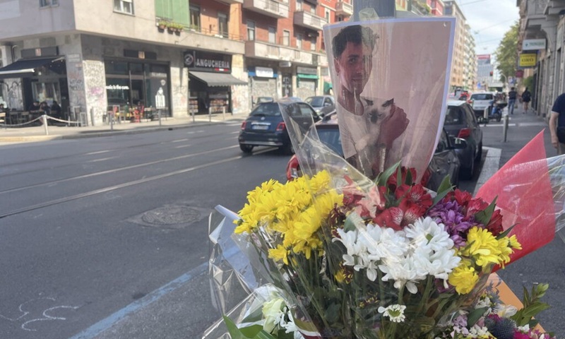 Ieri sera in via Porpora il commosso presidio per Matteo Barone travolto e ucciso sulle strisce pedonali