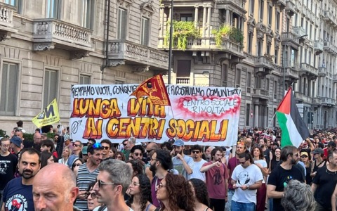 Contro lo sgombero del Leoncavallo 60mila persone sfilano a Milano