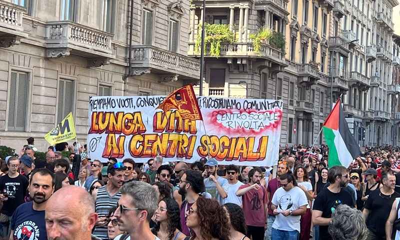 Contro lo sgombero del Leoncavallo 60mila persone sfilano a Milano