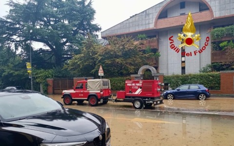 Maltempo su Milano, allagamenti, evacuazioni e decine di soccorsi: oltre 100 interventi dei vigili del fuoco