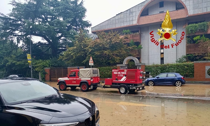 Maltempo su Milano, allagamenti, evacuazioni e decine di soccorsi: oltre 100 interventi dei vigili del fuoco