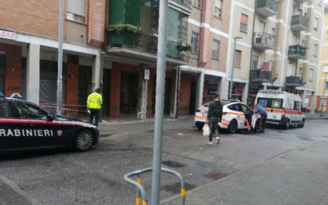 Accoltellato in pieno giorno alla schiena: ferito un 20enne nel milanese, è caccia agli aggressori