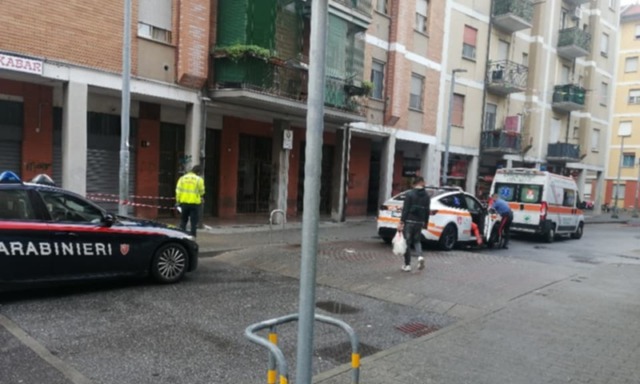 Accoltellato in pieno giorno alla schiena: ferito un 20enne nel milanese, è caccia agli aggressori