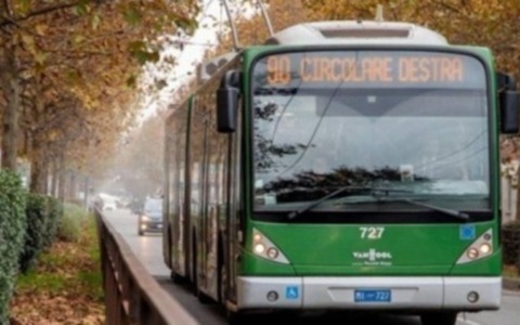 Mani addosso a una passeggera sulla 90: un’altra donna lo segue e lo incastra