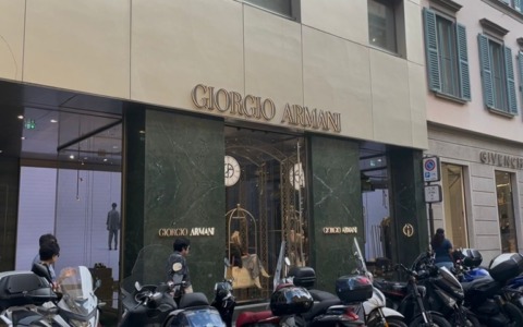 Milano piange Giorgio Armani, il suo ricordo nelle parole di clienti, milanesi e turisti di passaggio nei luoghi simbolo della città