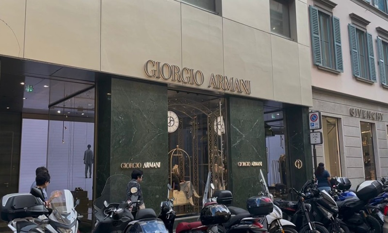 Milano piange Giorgio Armani, il suo ricordo nelle parole di clienti, milanesi e turisti di passaggio nei luoghi simbolo della città