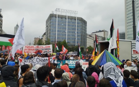 Manifestazione per Gaza, una minoranza accende la tensione: scontri con la polizia in stazione