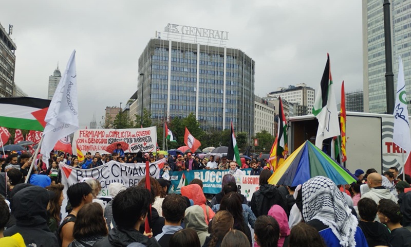 Manifestazione per Gaza, una minoranza accende la tensione: scontri con la polizia in stazione