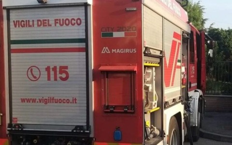 Appartamento a fuoco in via delle Forze Armate: muore una donna di 59 anni, in fin di vita il suo cane