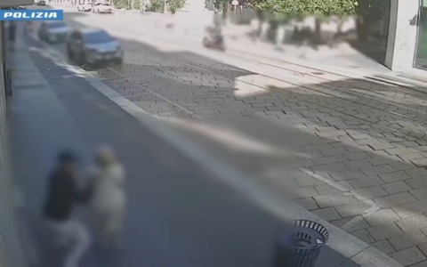 87enne scippata dalla collana d’oro dal collo e poi gettata a terra in corso Italia: fermato 24enne