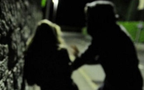 Le indagini sulle tracce dell’uomo che ha aggredito e violentato la ragazza 18enne in stazione