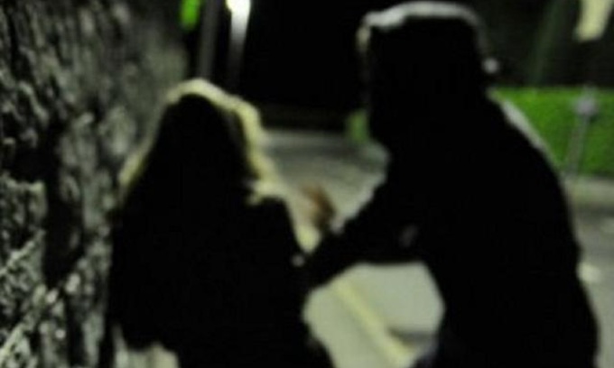 Le indagini sulle tracce dell’uomo che ha aggredito e violentato la ragazza 18enne in stazione