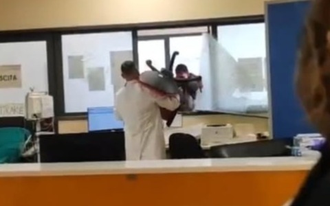 Aggressione in ospedale nel sudmilano: 35enne in evidente stato di agitazione cerca di rompere il vetro “antisfondamento” del triage