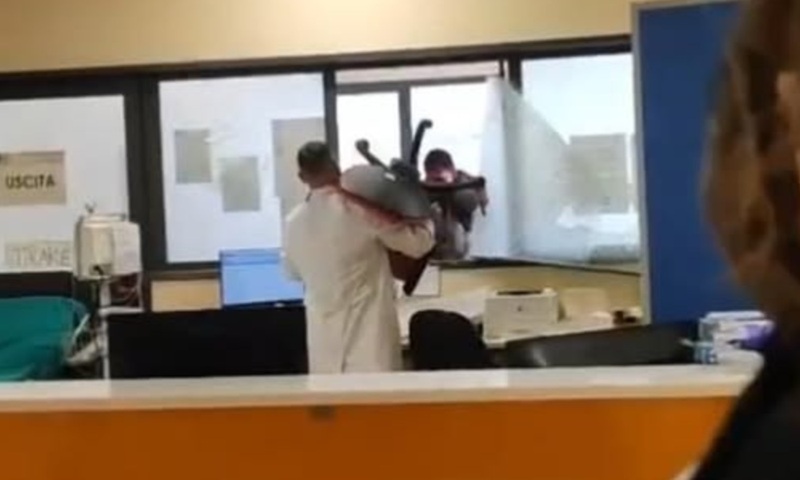 Aggressione in ospedale nel sudmilano: 35enne in evidente stato di agitazione cerca di rompere il vetro “antisfondamento” del triage