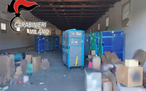 2mila pacchi Amazon rubati, mai arrivati ai clienti. Scoperti in un deposito alle porte di Milano: due arresti per ricettazione