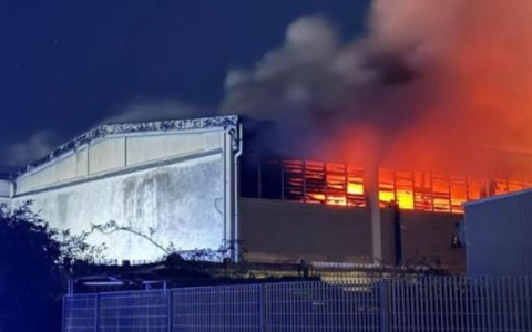 Grosso incendio nella notte devasta il capannone di un’azienda di import export alimentari nel milanese
