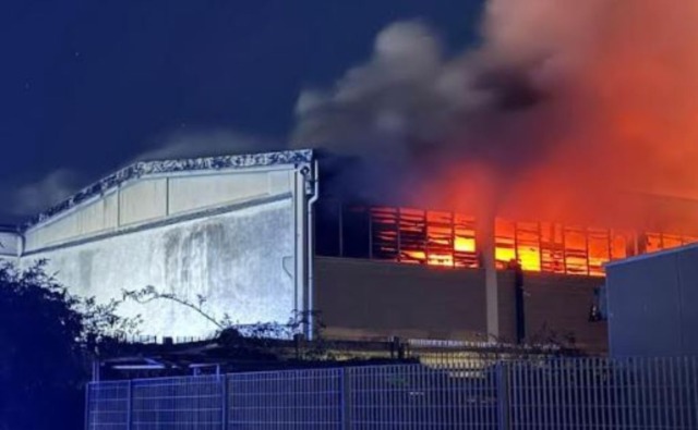 Grosso incendio nella notte devasta il capannone di un’azienda di import export alimentari nel milanese