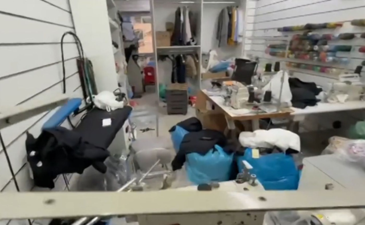 Sartoria che falsificava le griffe più famose scoperta in centro a Milano: sequestrati quasi 10mila capi contraffatti
