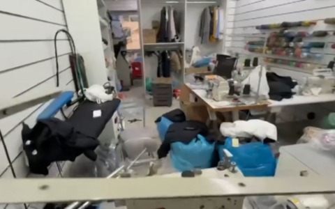 Sartoria che falsificava le griffe più famose scoperta in centro a Milano: sequestrati quasi 10mila capi contraffatti