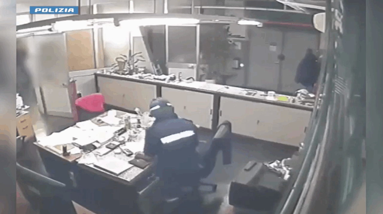 Finti agenti rapinano oreficerie: sgominata banda a Milano