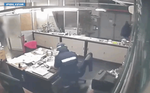 Finti agenti rapinano oreficerie: sgominata banda a Milano