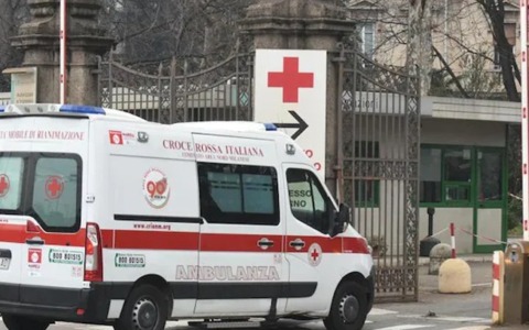 Modella picchiata dal compagno a Milano: «Ti do fuoco, meriti solo il peggio». Salvata da un amico che chiama la polizia