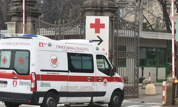 Modella picchiata dal compagno a Milano: «Ti do fuoco, meriti solo il peggio». Salvata da un amico che chiama la polizia