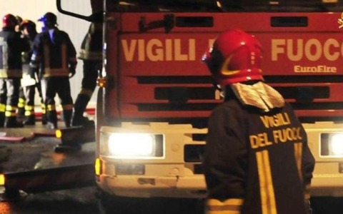 Undici auto a fuoco nella notte nella zona nord della città: è caccia al piromane