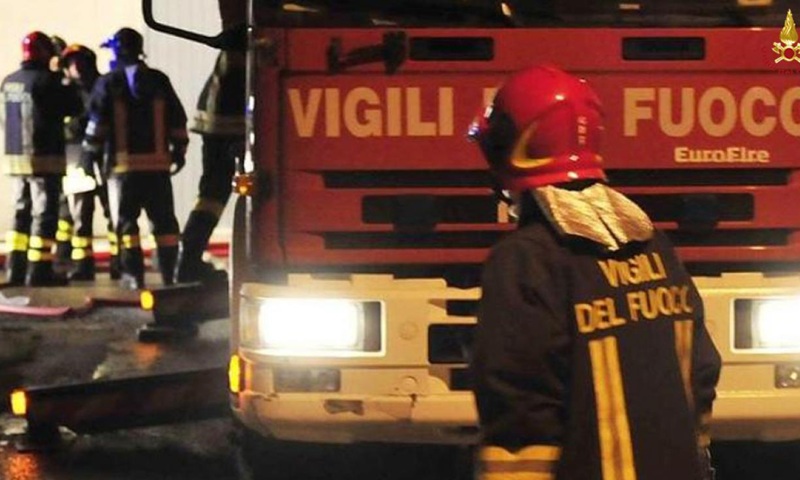 Undici auto a fuoco nella notte nella zona nord della città: è caccia al piromane
