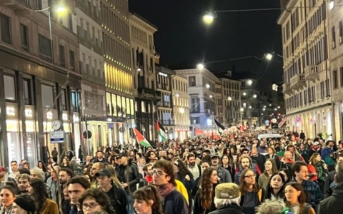 5mila manifestanti in corteo a Milano dopo l’assalto alla Flotilla che trasportava medici e farmaci